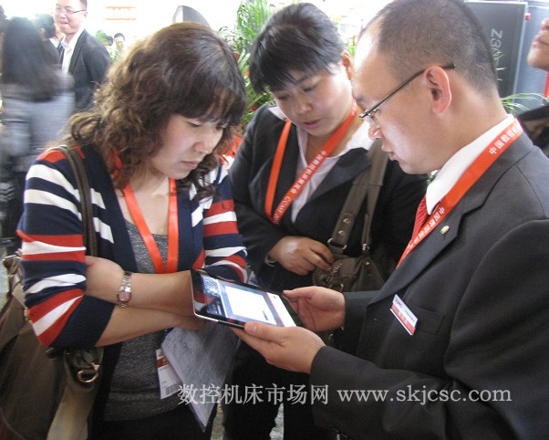 沈陽機床用來做調查的ipad(左二為楊司晨經理) 沈陽機床用來做調查的ipad(左二為楊司晨經理)