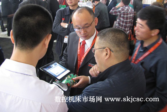 沈陽機床用來做調查的ipad(左二為楊司晨經理) 沈陽機床用來做調查的ipad(左二為楊司晨經理)