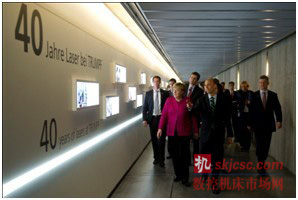 德國總理安格拉·默克爾的目光停留在通快家族企業的技術歷史上