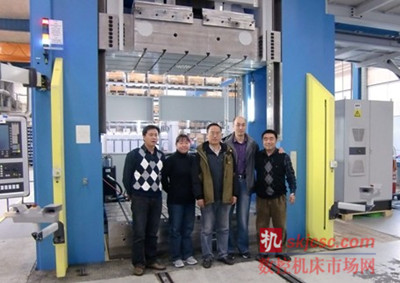 AP&T 正向中國長春提供第三臺內(nèi)高壓壓機(jī)。 大眾平臺代表(自左至右):王洪武、鄒晶、張繼偉和王長忠,與來自AP&T 的王建琪(最右側(cè))合影。 AP&T 正向中國長春提供第三臺內(nèi)高壓壓機(jī)。 大眾平臺代表(自左至右):王洪武、鄒晶、張繼偉和王長忠,與來自AP&T 的王建琪(最右側(cè))合影。