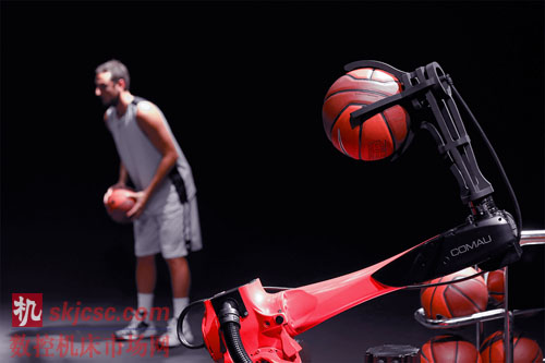 柯馬Racer機器人與NBA球星馬科?貝里內利（Marco Belinelli）同臺合作