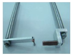 針對零件的結構特點以及加工特點，提出采用電火花成形的加工方法去除零件1.5 mm×3 mm和1.5 mm×3.5 mm走線槽以及φ 1.5 mm走線孔邊沿的毛刺。根據圖5設計加工如圖6所示成形電極。.