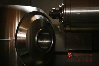 圖4:使用馬上開始的瓦爾特倒角玉米銑刀(為了方便拍照,加工中心工作臺朝觀察人員轉動了一點角度)_副本 圖4:使用馬上開始的瓦爾特倒角玉米銑刀(為了方便拍照,加工中心工作臺朝觀察人員轉動了一點角度)_副本