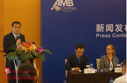 圖4：中國航空航天工具協會副秘書長范軍先生向現場記者剖析了中國航空航天制造技術專題展在AMB China的成功舉辦的三個方面及對2015年第二屆中國航空航天制造技術專題展將在AMB China再次舉辦良好前景的期望。