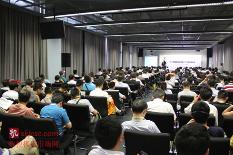 “第17屆上海國際機床機器人及智能工廠展覽會”（EASTPO 2015）進入高潮，現場人潮涌動。