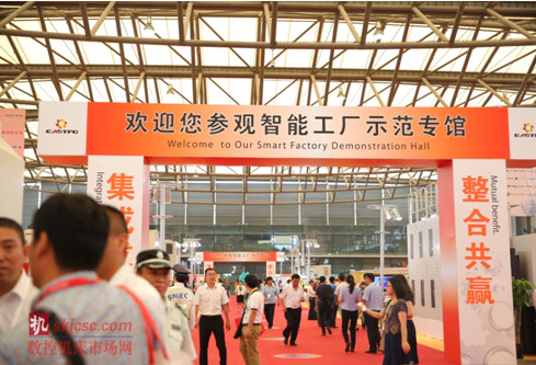 “第17屆上海國際機床機器人及智能工廠展覽會”（EASTPO 2015）進入高潮，現場人潮涌動。