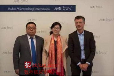 振威展覽天津公司總經理鄧小輝(左一)與市場部總監劉婷(中)在德國巴伐利亞州回訪德國機械制造聯合會 振威展覽天津公司總經理鄧小輝(左一)與市場部總監劉婷(中)在德國巴伐利亞州回訪德國機械制造聯合會