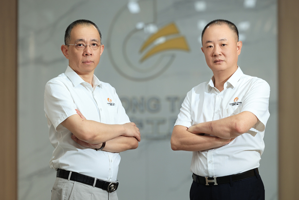 國(guó)宏工具副董事長(zhǎng)嚴(yán)景峰先生(圖左),國(guó)宏工具董事兼總經(jīng)理呂顯豹先生(圖右) 國(guó)宏工具副董事長(zhǎng)嚴(yán)景峰先生(圖左),國(guó)宏工具董事兼總經(jīng)理呂顯豹先生(圖右)